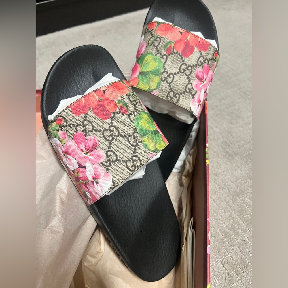 Authentic BRAND NEW WOMEN GUCCI BLOOM SLIDES never worn- in original package